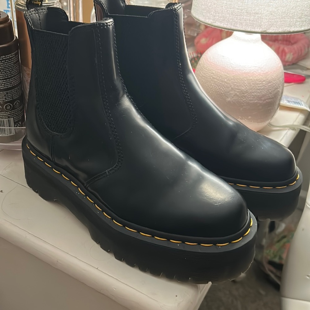 DR. MARTENS PLATFORM BLACK BOOTS WITH NO LACES